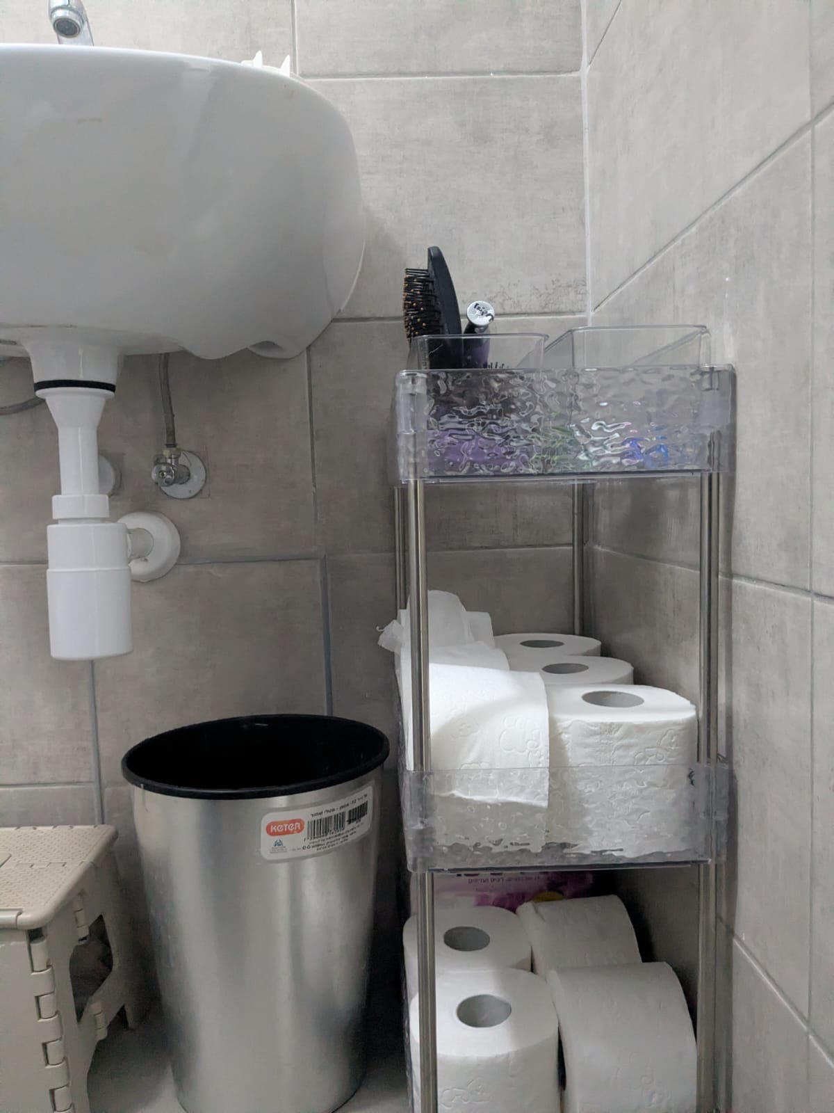 Organizing the Bathroom with the Acrylic Cart